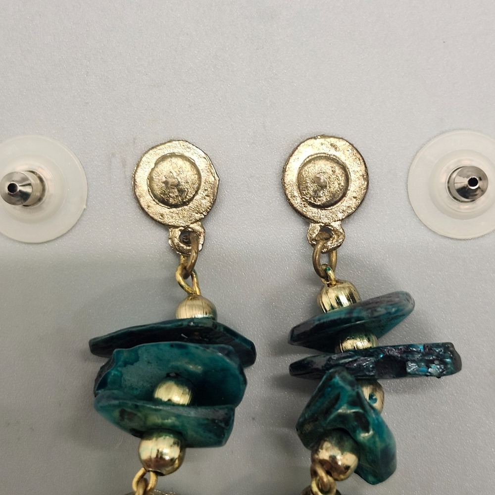 VINTAGE GREEN STONE LONG HANGING EARRINGS - Picture 3 of 4